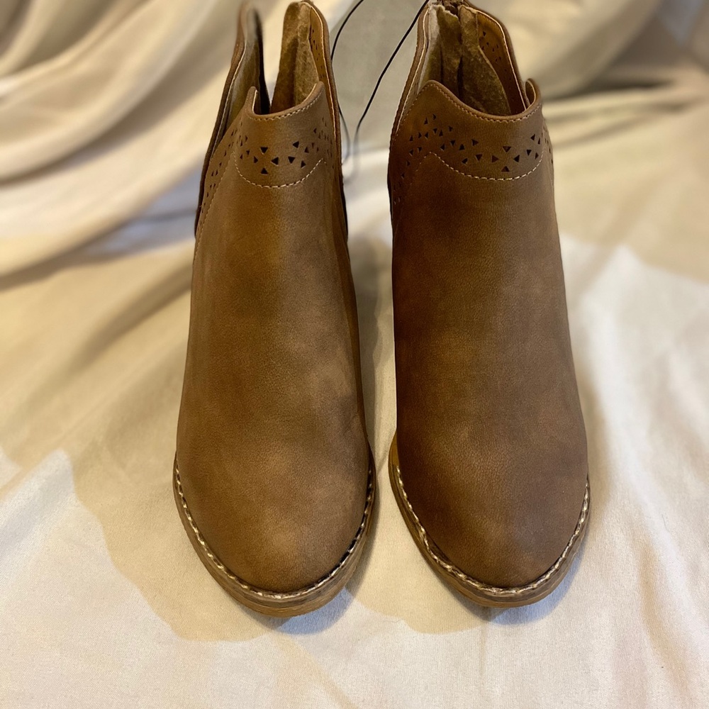 Brown ankle booties Jynx size 5